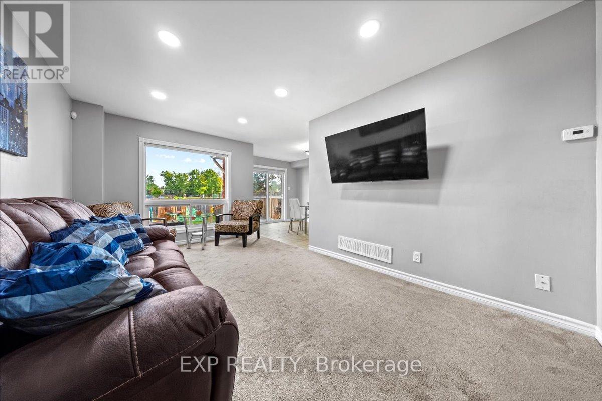 93 Cedarock Drive, Ottawa, Ontario  K2M 2H5 - Photo 6 - X12400570