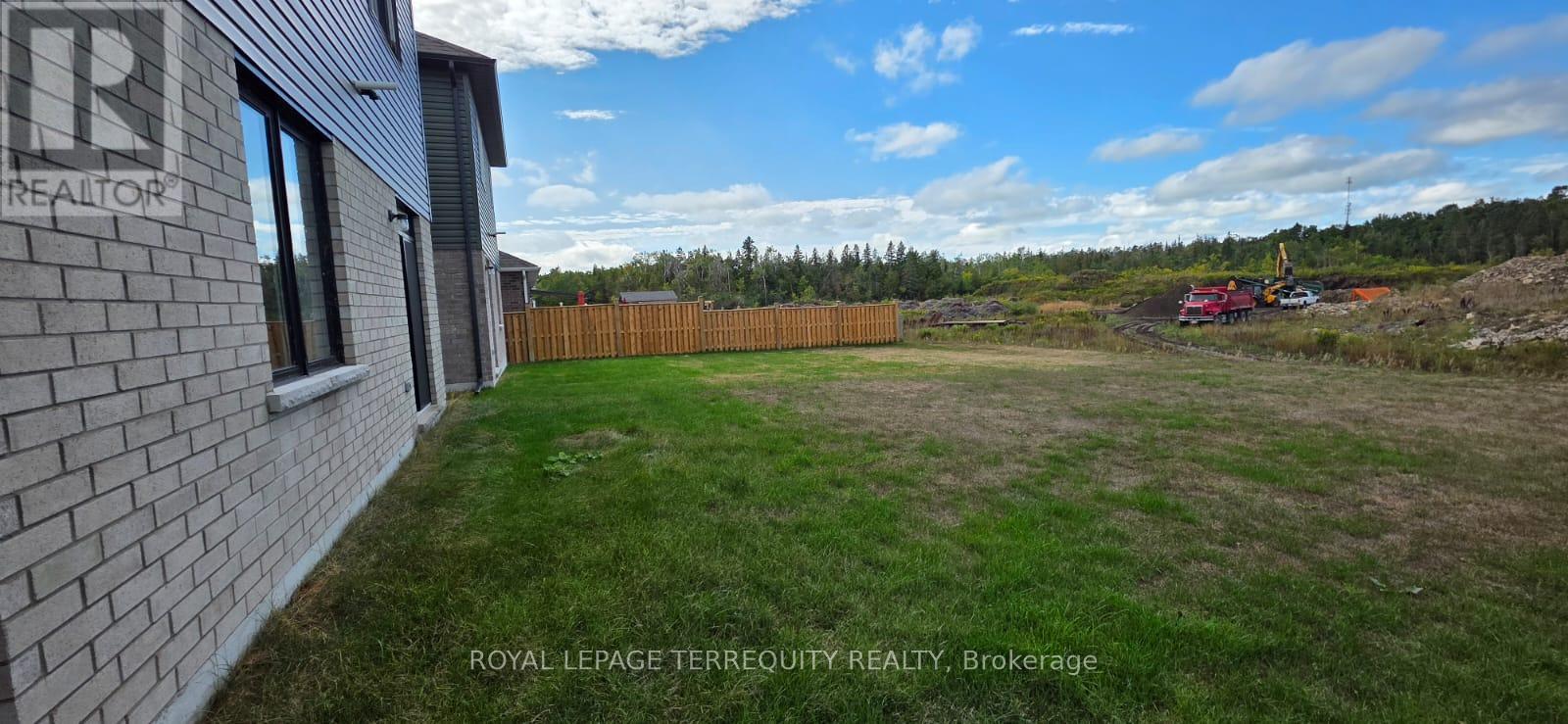 34 Hillcroft Way, Kawartha Lakes, Ontario  K0M 1A0 - Photo 37 - X12395680