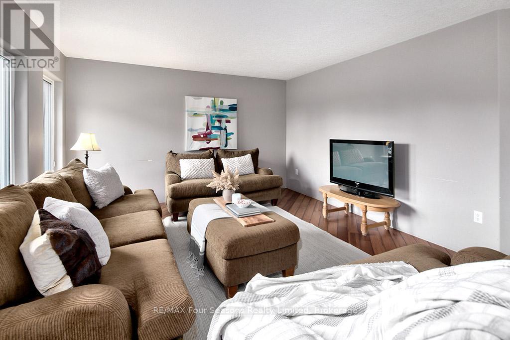 98 George Street, Clearview, Ontario  L0M 1G0 - Photo 12 - S12400608