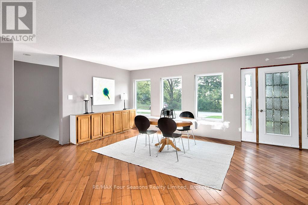 98 George Street, Clearview, Ontario  L0M 1G0 - Photo 2 - S12400608