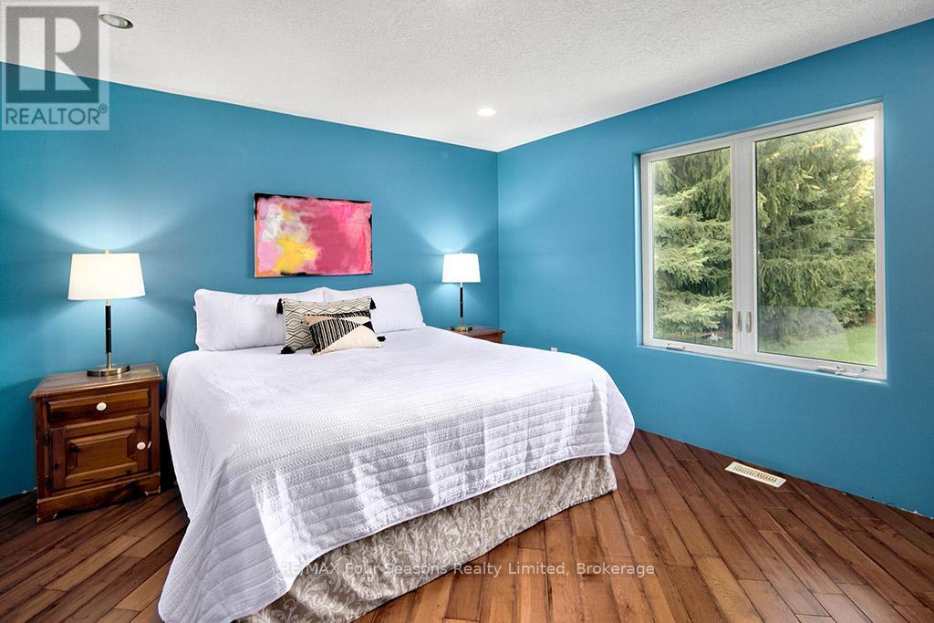 98 George Street, Clearview, Ontario  L0M 1G0 - Photo 4 - S12400608