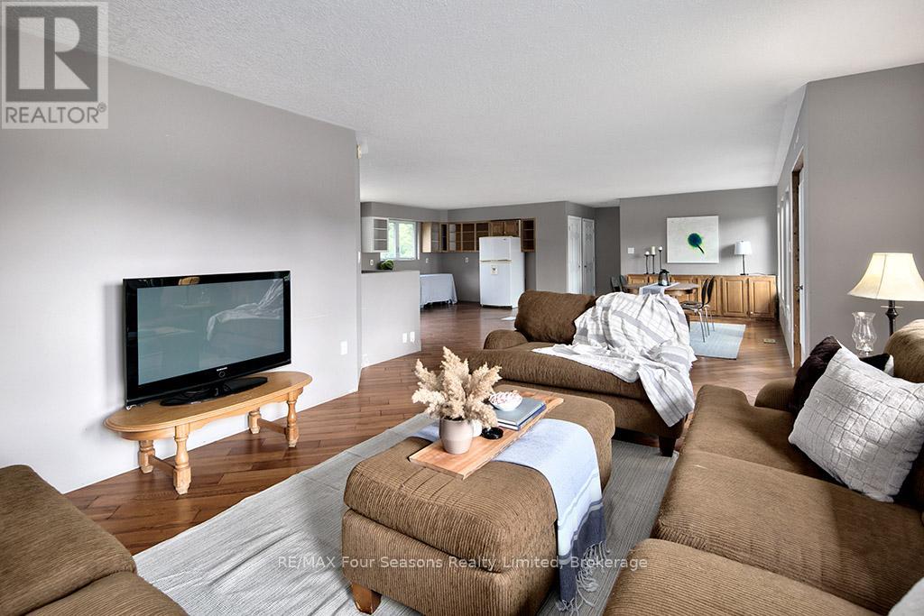 98 George Street, Clearview, Ontario  L0M 1G0 - Photo 13 - S12400608