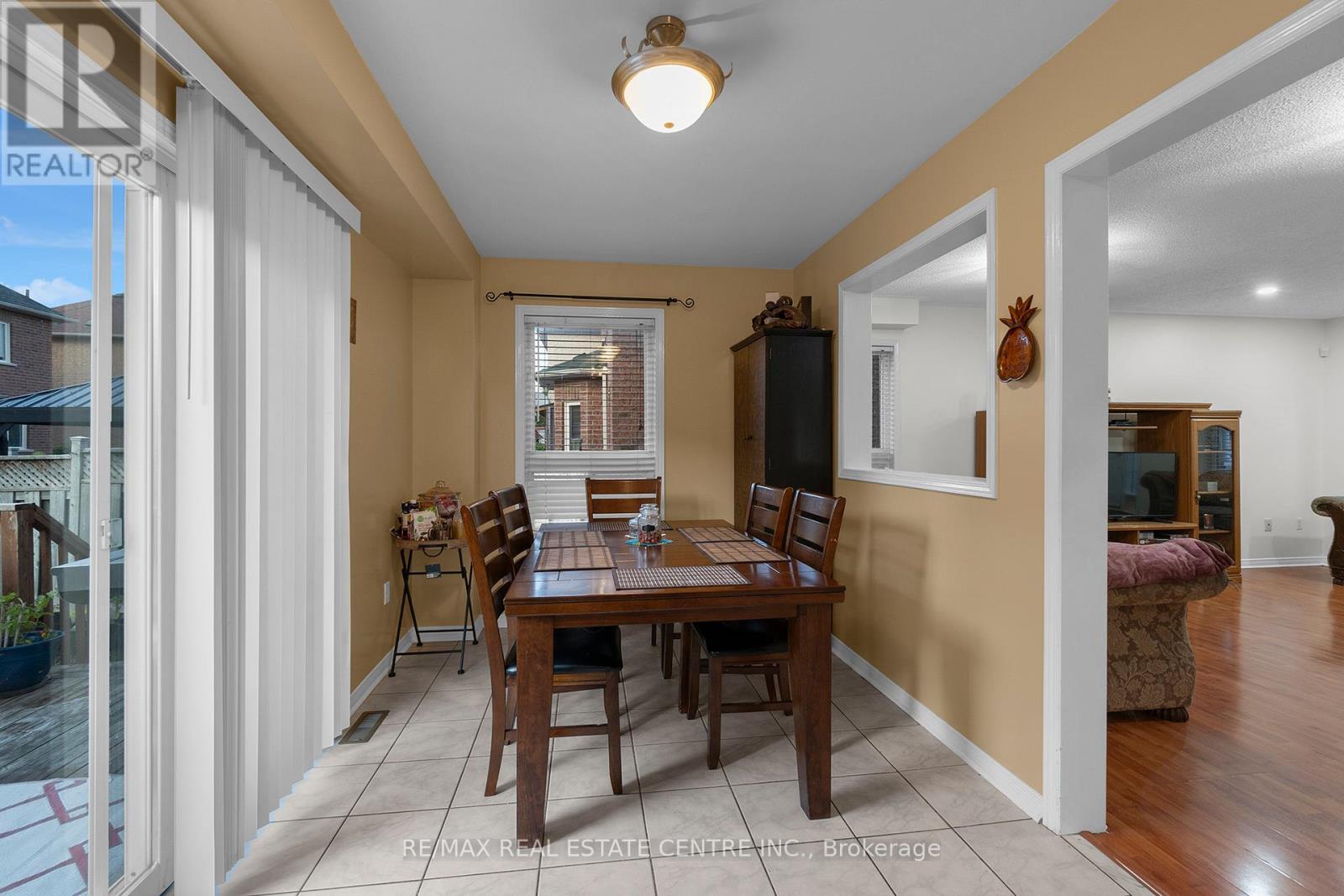 140 Saintsbury Crescent, Brampton, Ontario  L6R 2W4 - Photo 11 - W12400416