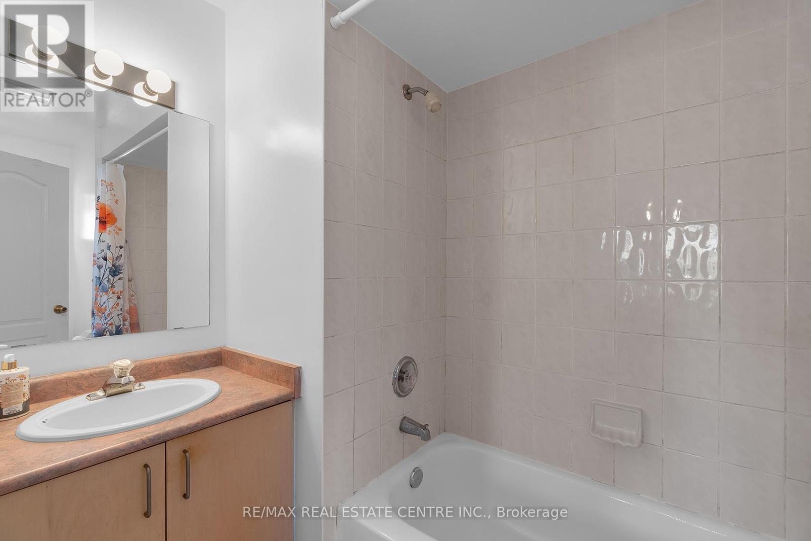 140 Saintsbury Crescent, Brampton, Ontario  L6R 2W4 - Photo 17 - W12400416