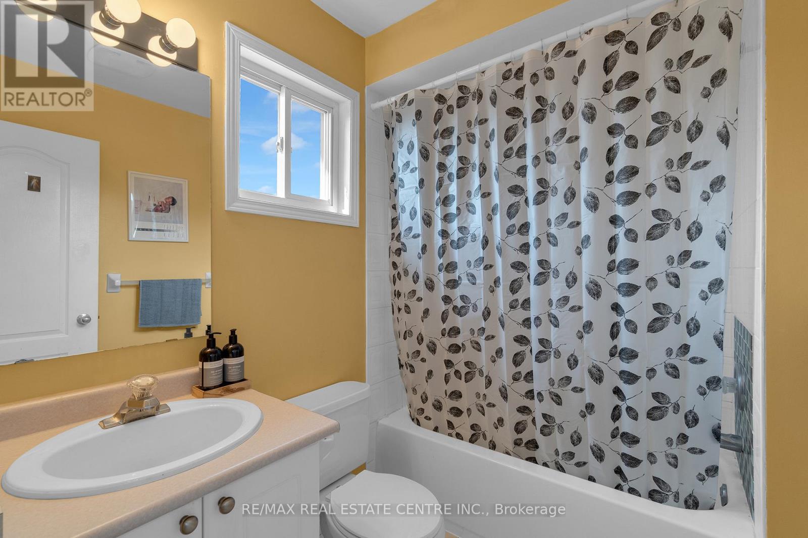 140 Saintsbury Crescent, Brampton, Ontario  L6R 2W4 - Photo 21 - W12400416