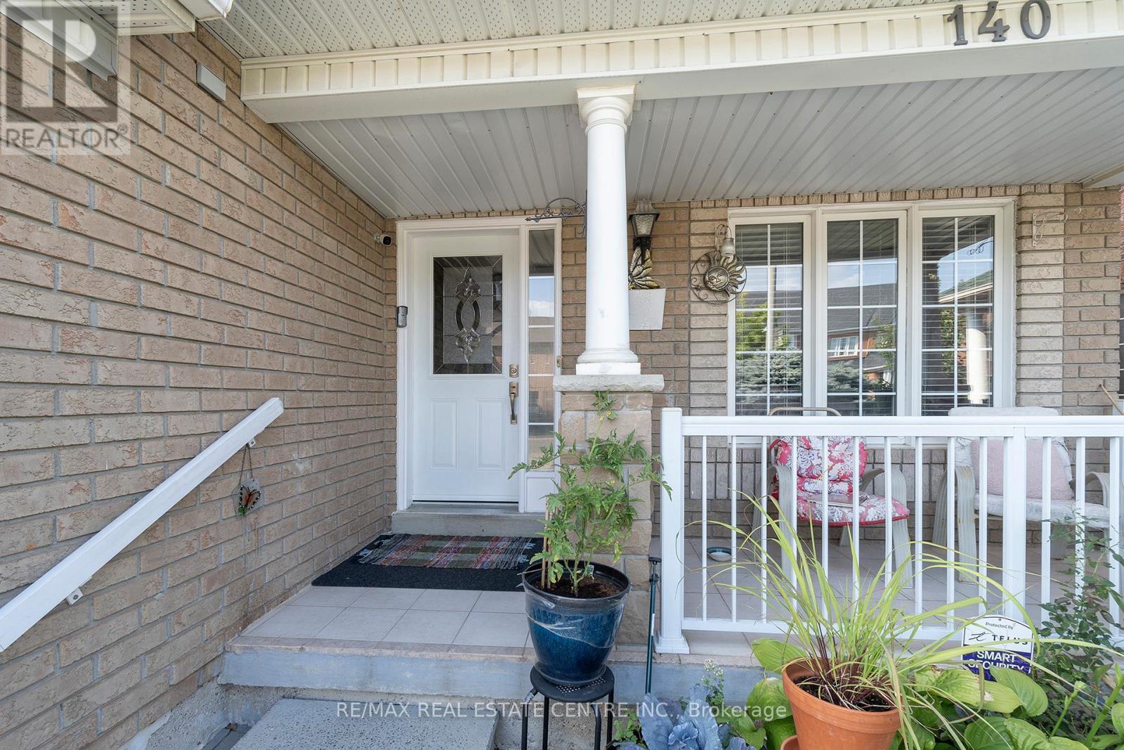 140 Saintsbury Crescent, Brampton, Ontario  L6R 2W4 - Photo 4 - W12400416