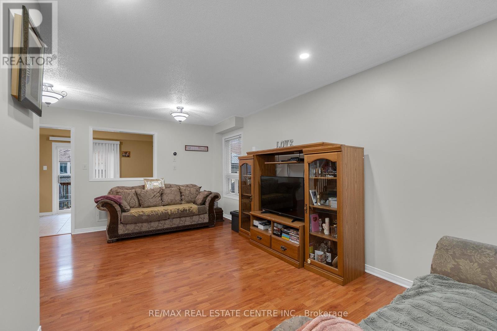 140 Saintsbury Crescent, Brampton, Ontario  L6R 2W4 - Photo 5 - W12400416