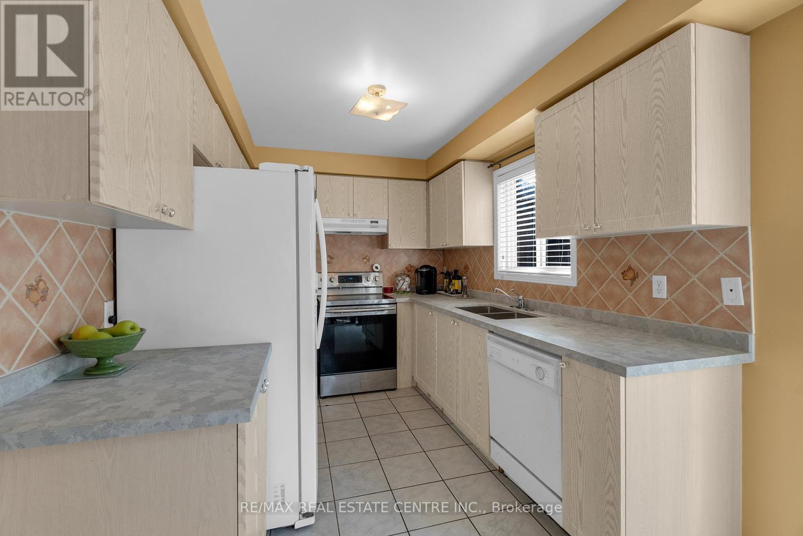 140 Saintsbury Crescent, Brampton, Ontario  L6R 2W4 - Photo 8 - W12400416
