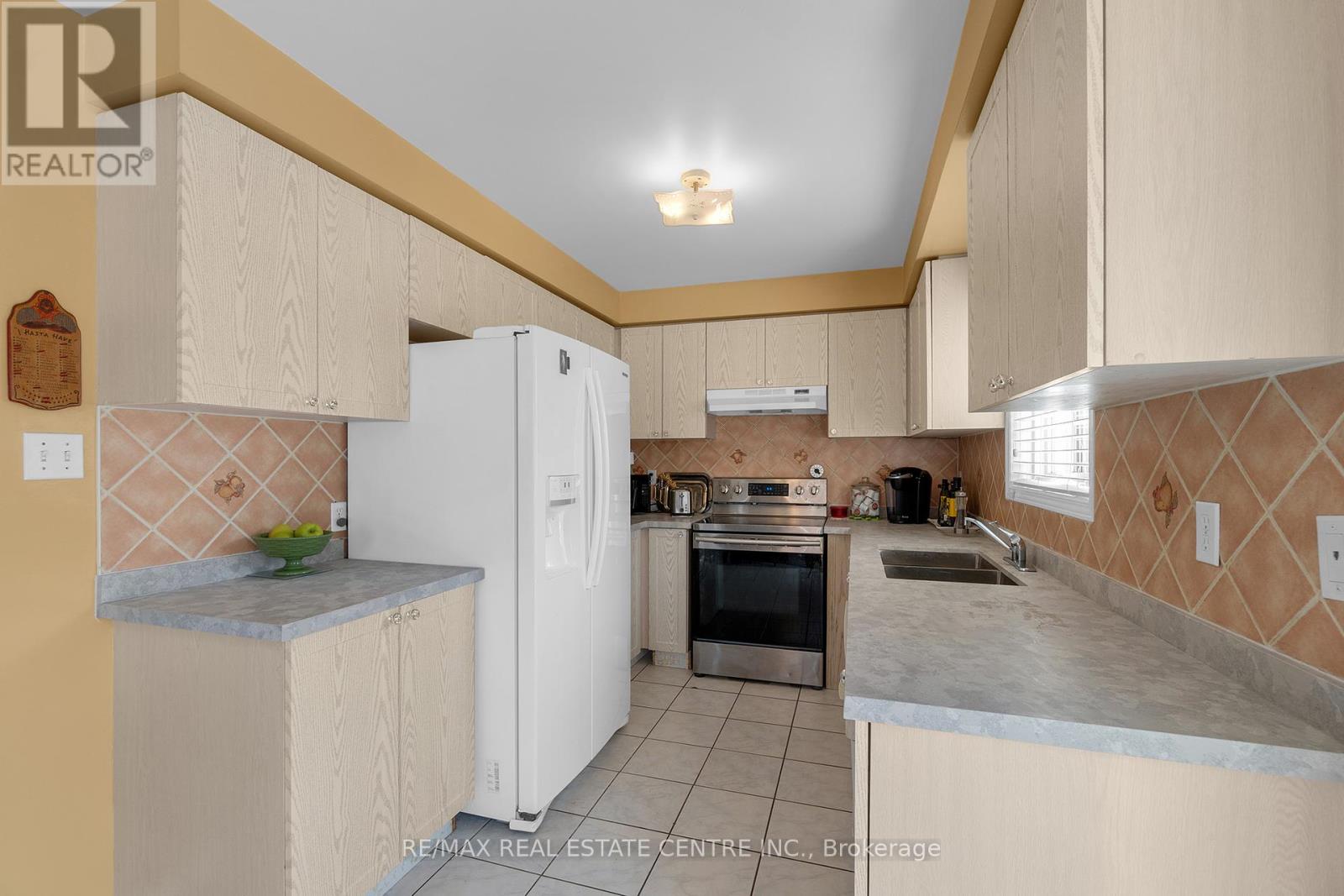 140 Saintsbury Crescent, Brampton, Ontario  L6R 2W4 - Photo 9 - W12400416