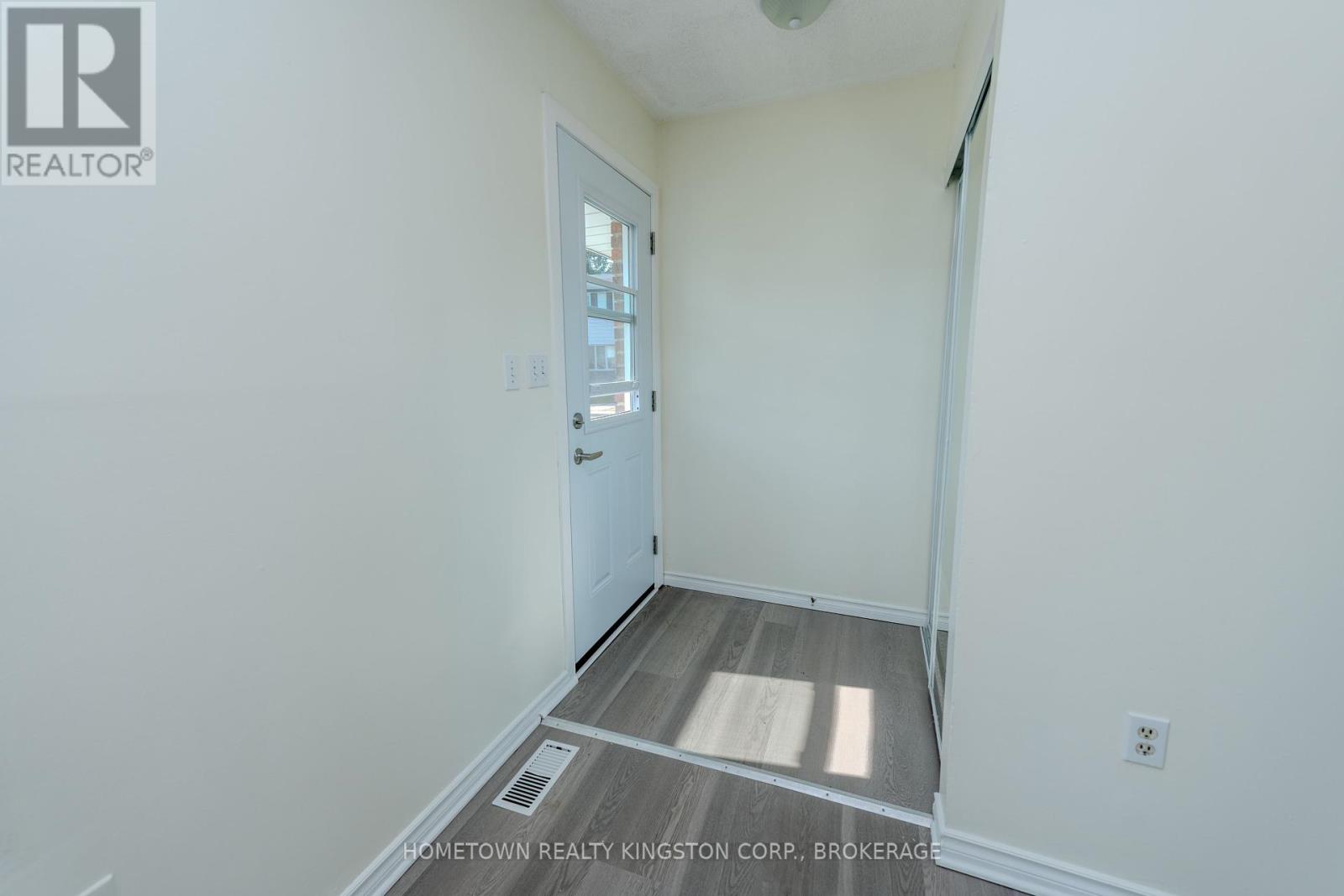 983 Oakview Avenue, Kingston, Ontario  K7M 6W9 - Photo 3 - X12400642