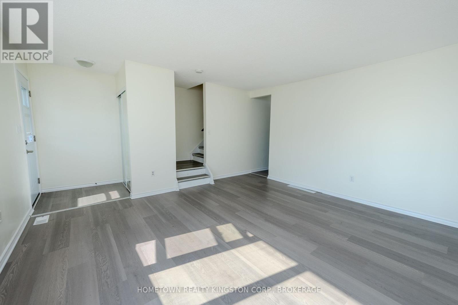 983 Oakview Avenue, Kingston, Ontario  K7M 6W9 - Photo 4 - X12400642