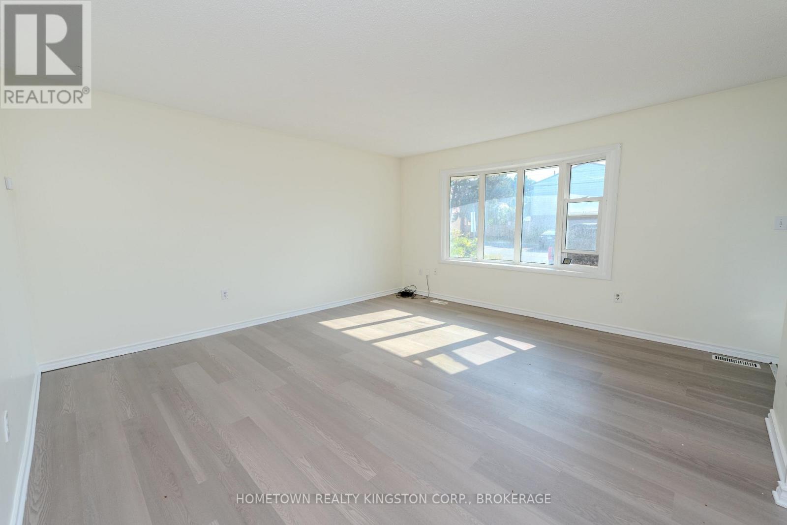 983 Oakview Avenue, Kingston, Ontario  K7M 6W9 - Photo 5 - X12400642