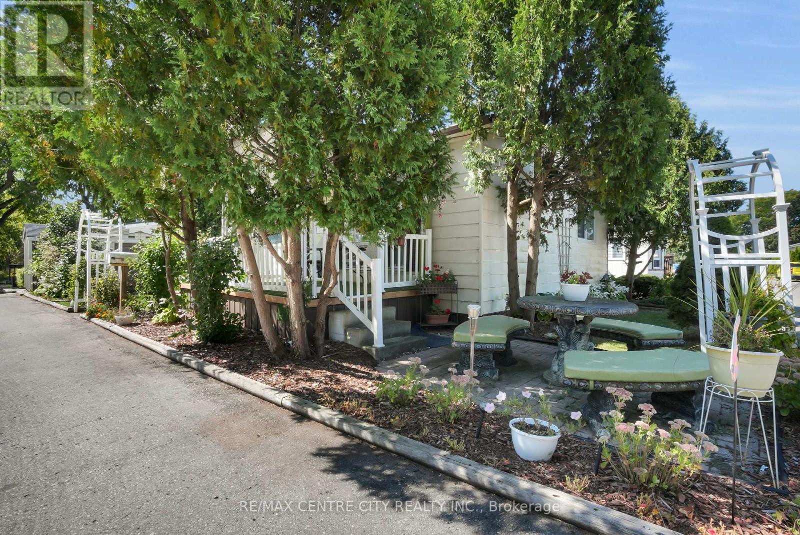 87 - 198 Springbank Drive, London South, Ontario  N6J 1G1 - Photo 2 - X12400671