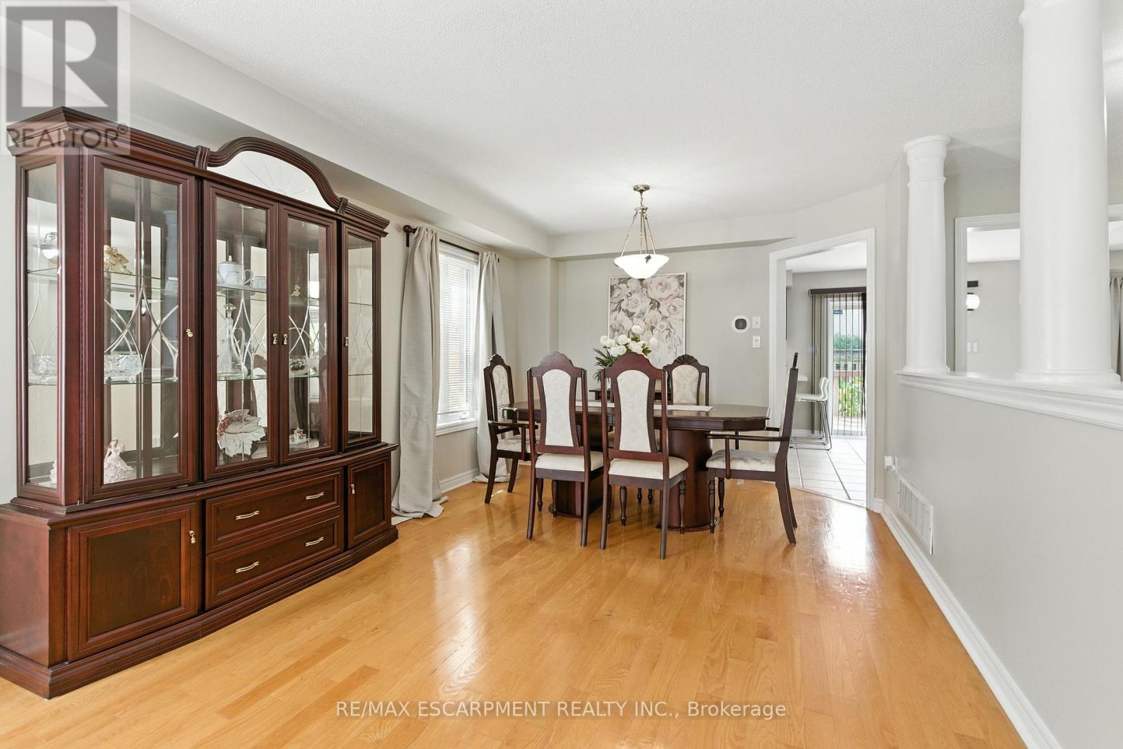 49 Johnson Crescent, Halton Hills (Georgetown), Ontario  L7G 6C9 - Photo 6 - W12400466