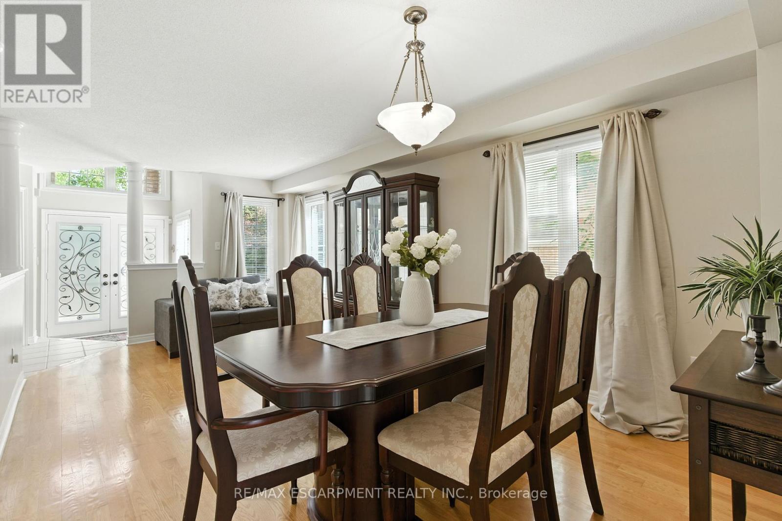 49 Johnson Crescent, Halton Hills (Georgetown), Ontario  L7G 6C9 - Photo 7 - W12400466