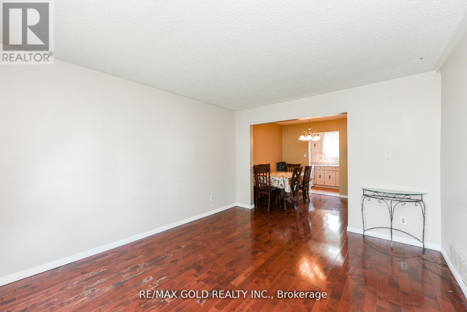 29 Glenmore Crescent, Brampton, Ontario  L6S 1H9 - Photo 11 - W12400476