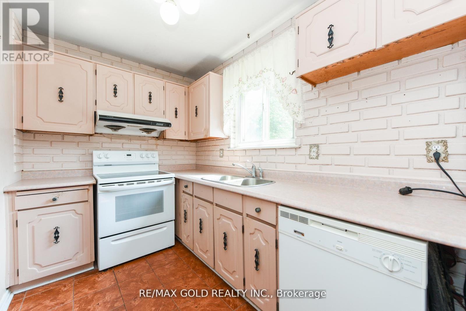29 Glenmore Crescent, Brampton, Ontario  L6S 1H9 - Photo 18 - W12400476