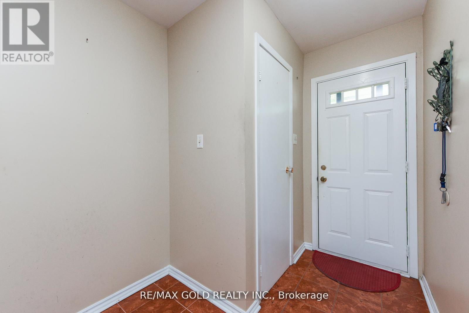 29 Glenmore Crescent, Brampton, Ontario  L6S 1H9 - Photo 5 - W12400476