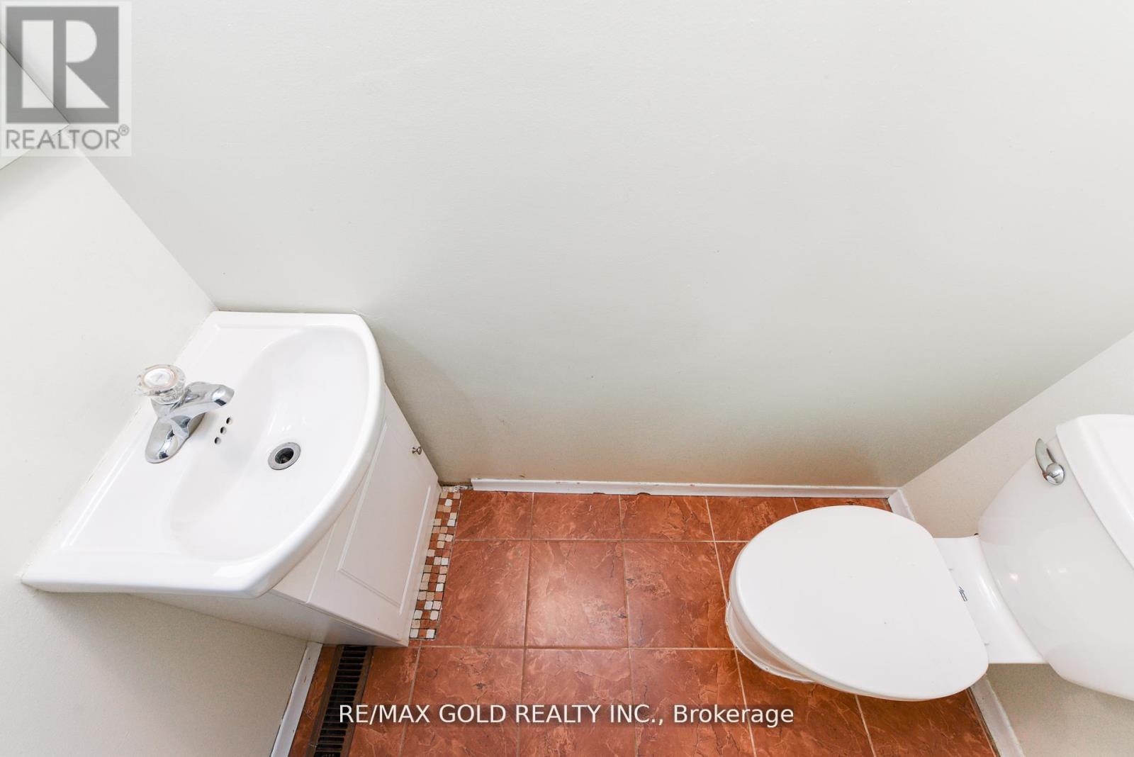 29 Glenmore Crescent, Brampton, Ontario  L6S 1H9 - Photo 6 - W12400476