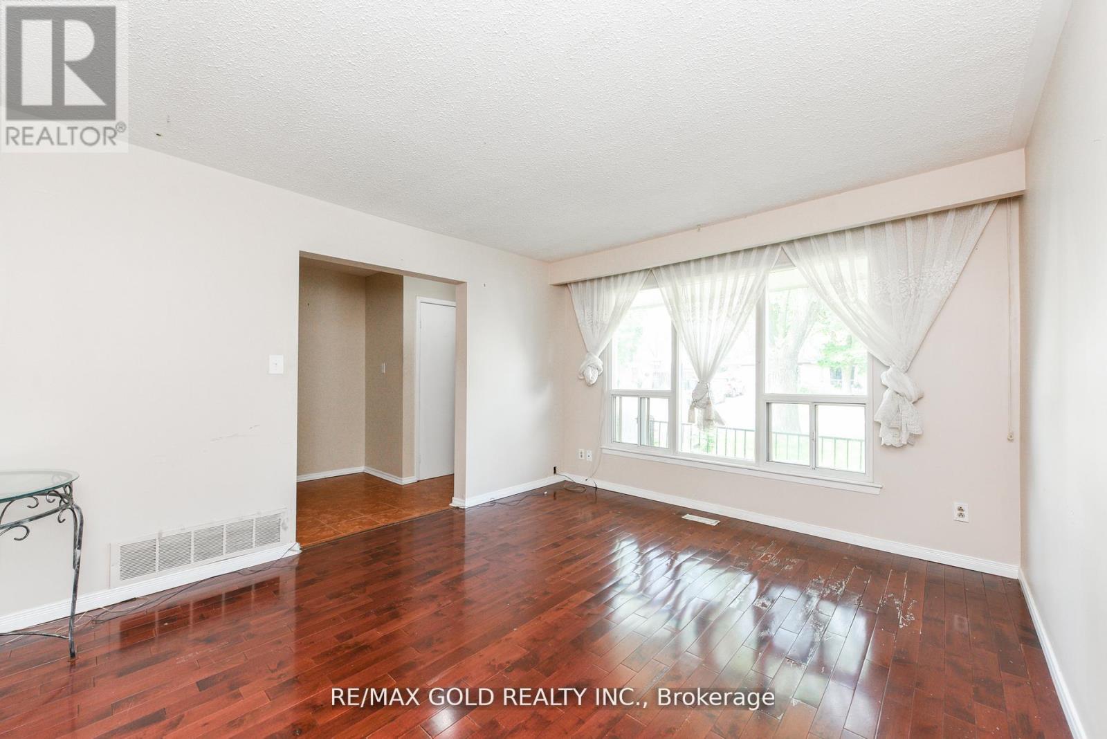 29 Glenmore Crescent, Brampton, Ontario  L6S 1H9 - Photo 8 - W12400476
