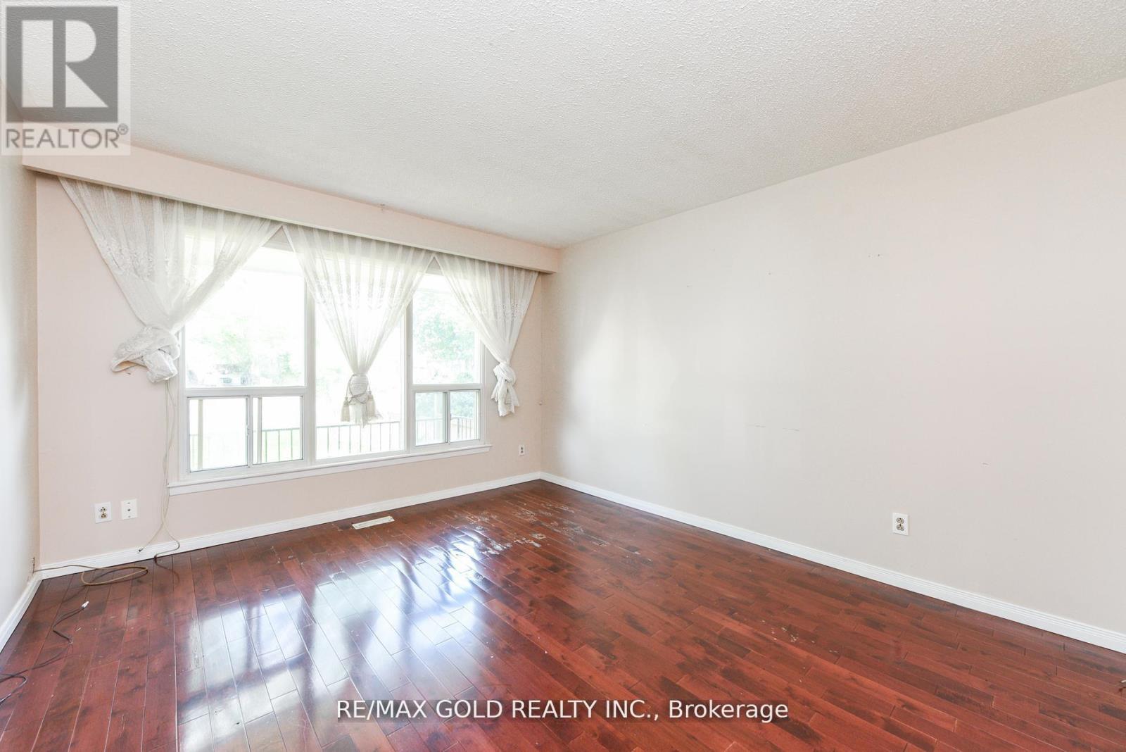 29 Glenmore Crescent, Brampton, Ontario  L6S 1H9 - Photo 9 - W12400476