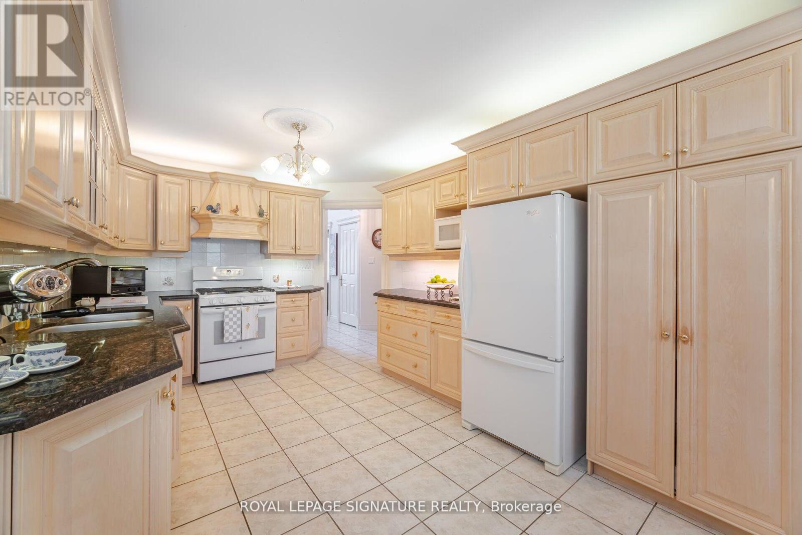 4097 Hickory Drive, Mississauga, Ontario  L4W 1L1 - Photo 23 - W12400488