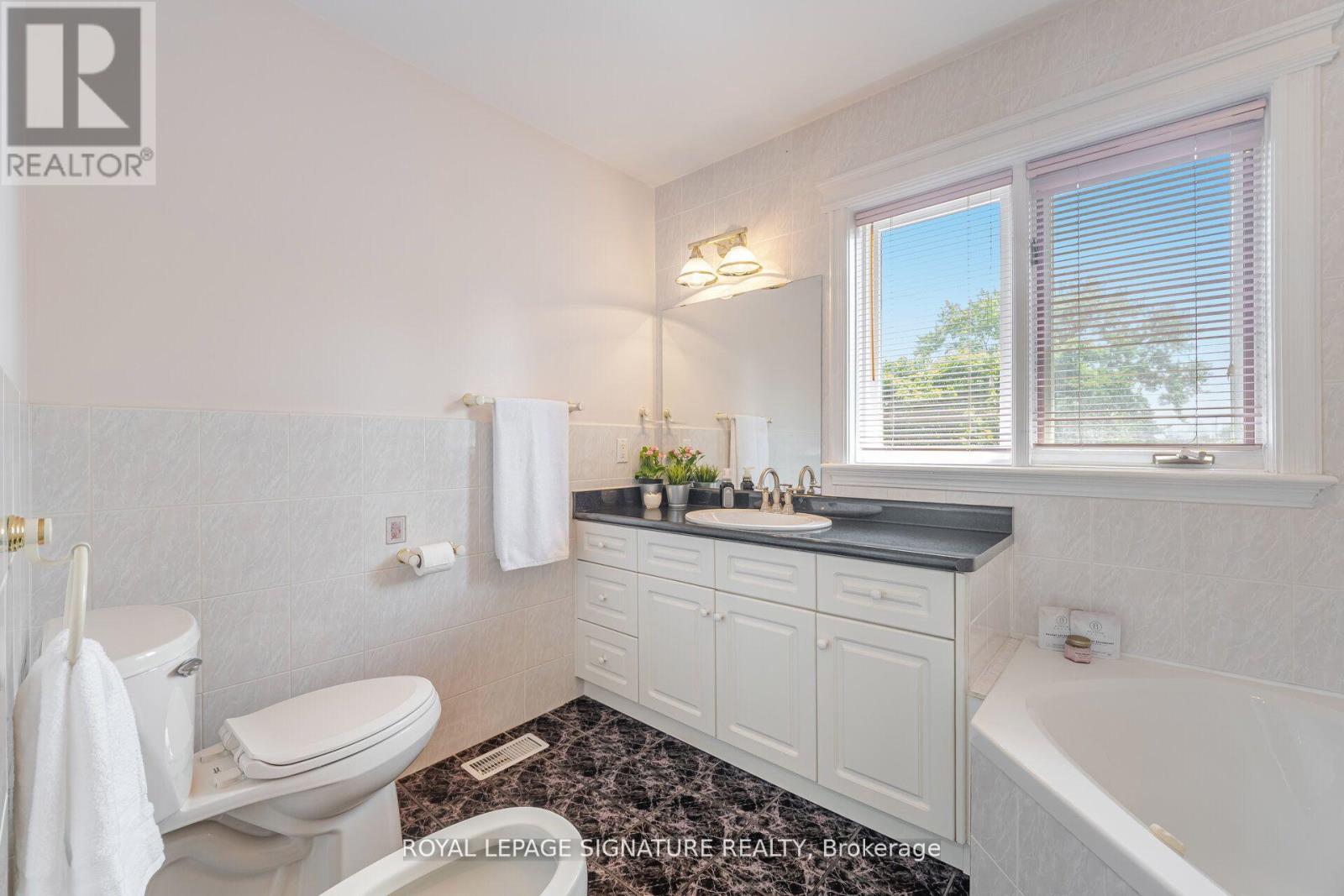 4097 Hickory Drive, Mississauga, Ontario  L4W 1L1 - Photo 34 - W12400488
