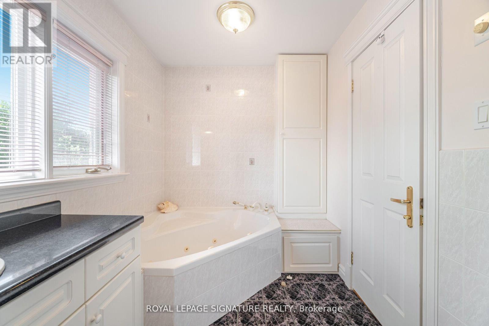 4097 Hickory Drive, Mississauga, Ontario  L4W 1L1 - Photo 35 - W12400488