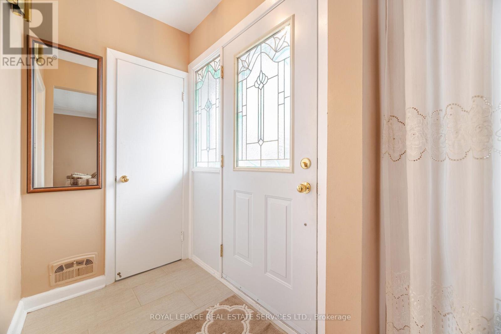 46 Cardigan Road, Toronto, Ontario  M8Z 2W2 - Photo 5 - W12400595
