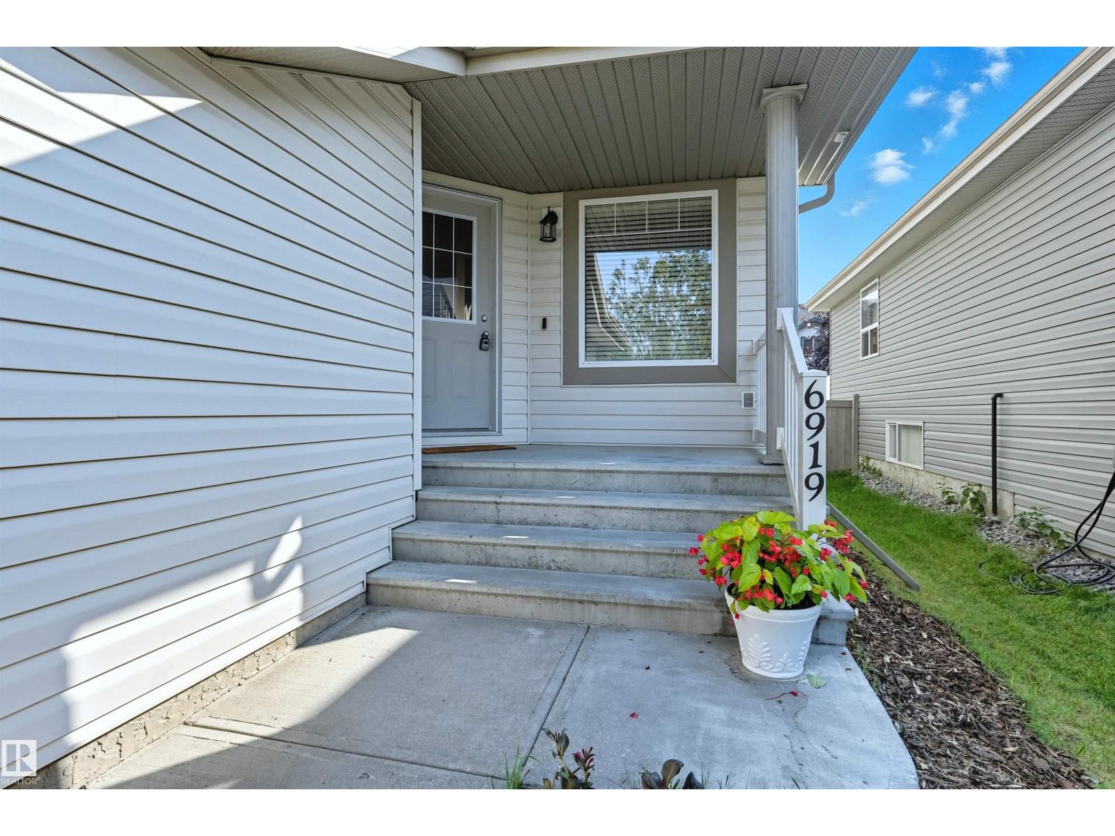 6919 Strom Ln Nw, Edmonton, Alberta  T6R 0G3 - Photo 2 - E4457523