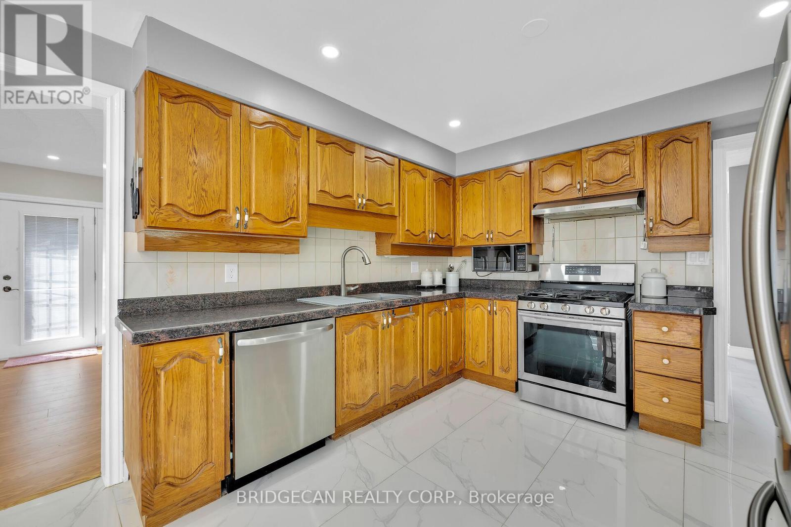 25 Highbury Drive, Hamilton, Ontario  L8J 2T3 - Photo 9 - X12400493