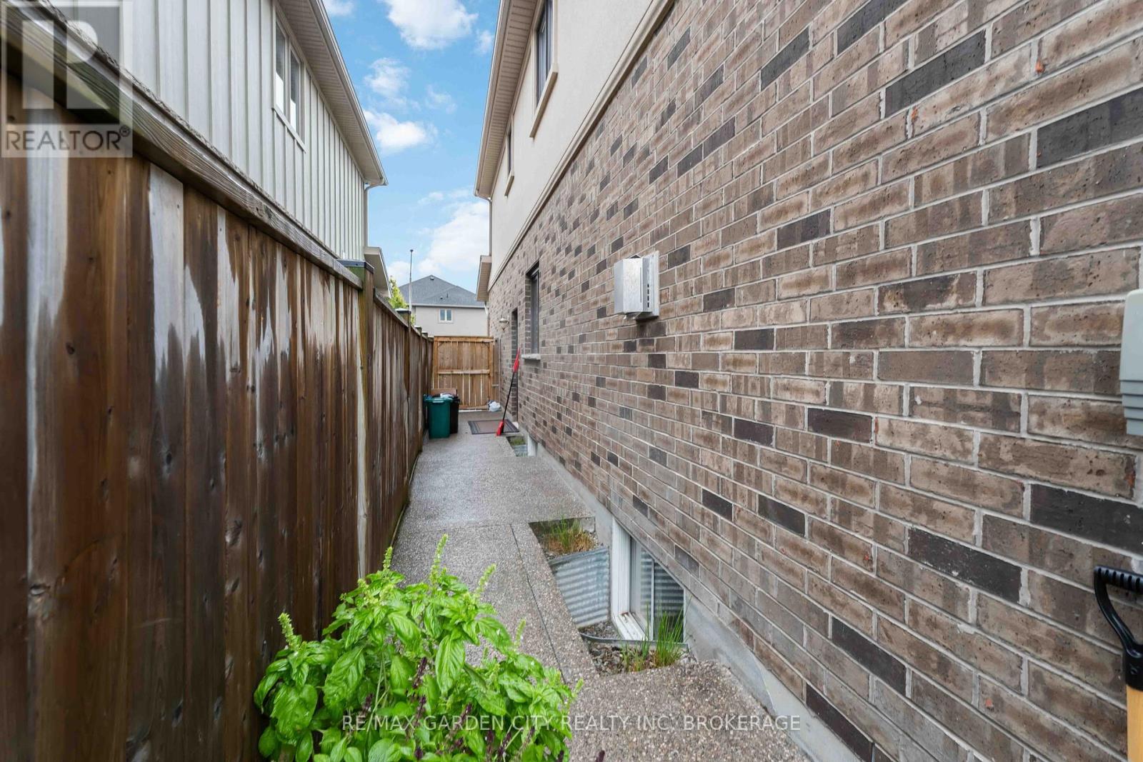 8625 Angie Drive, Niagara Falls, Ontario  L2H 3W8 - Photo 12 - X12391869