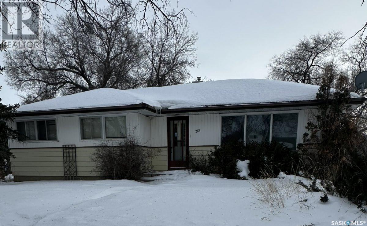 219 6th Avenue W, Kindersley, Saskatchewan  S0L 1S0 - Photo 2 - SK018265