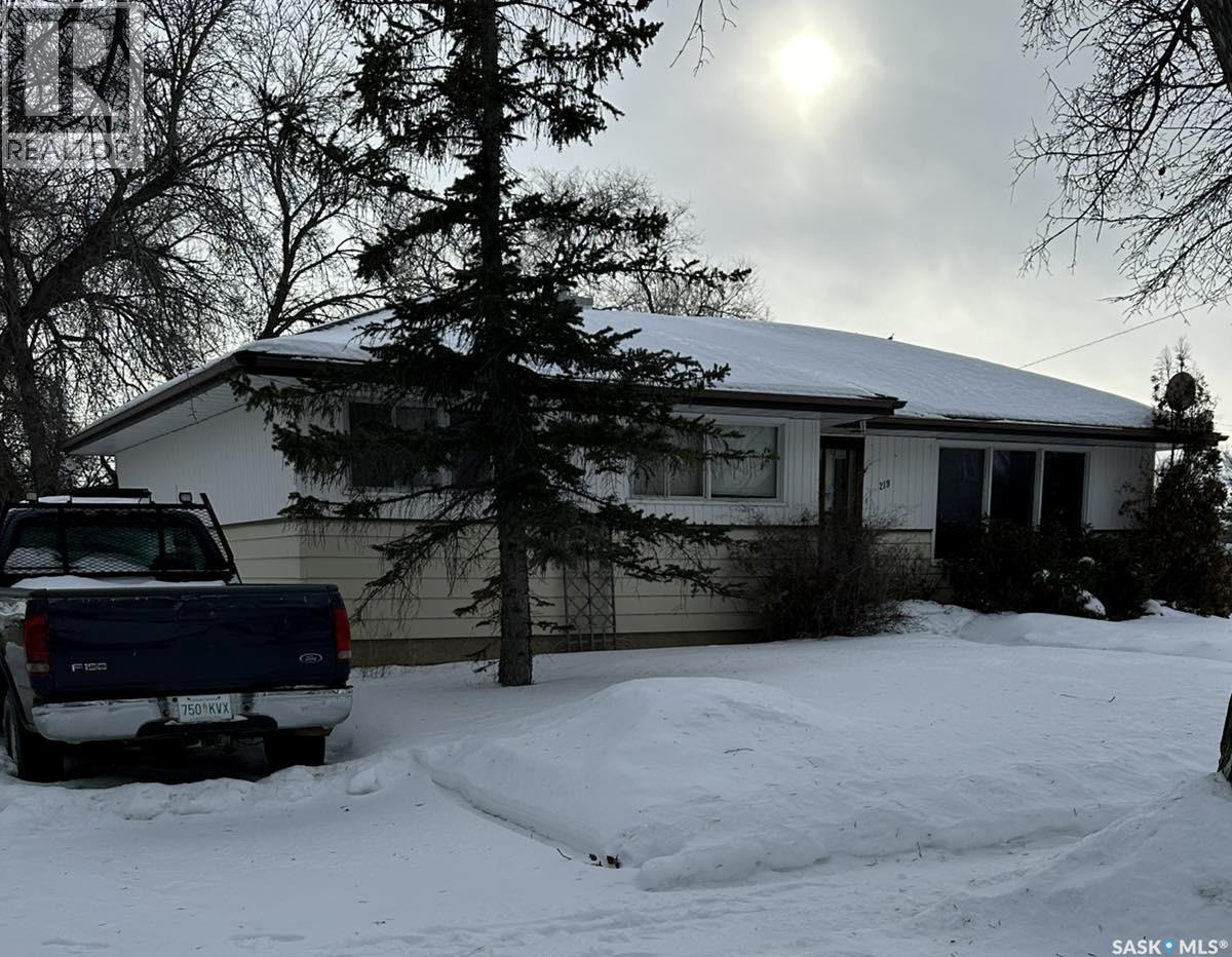 219 6th Avenue W, Kindersley, Saskatchewan  S0L 1S0 - Photo 3 - SK018265