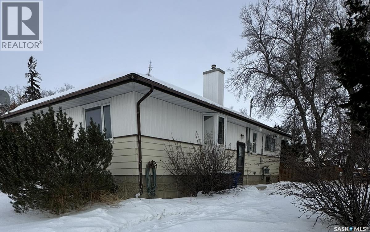 219 6th Avenue W, Kindersley, Saskatchewan  S0L 1S0 - Photo 4 - SK018265