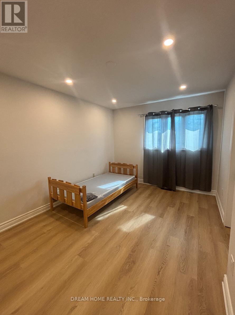 Upper - 327 Sussex Avenue, Richmond Hill, Ontario  L4C 6B4 - Photo 10 - N12400653