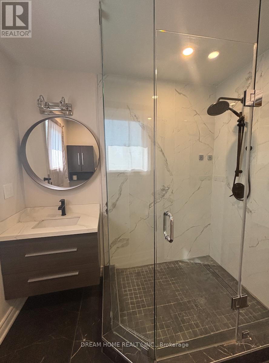 Upper - 327 Sussex Avenue, Richmond Hill, Ontario  L4C 6B4 - Photo 11 - N12400653