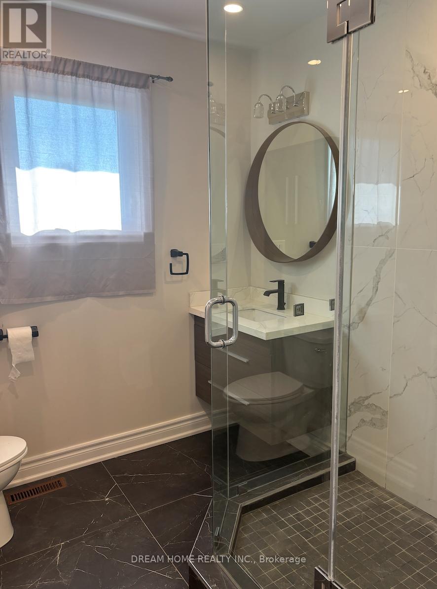 Upper - 327 Sussex Avenue, Richmond Hill, Ontario  L4C 6B4 - Photo 12 - N12400653