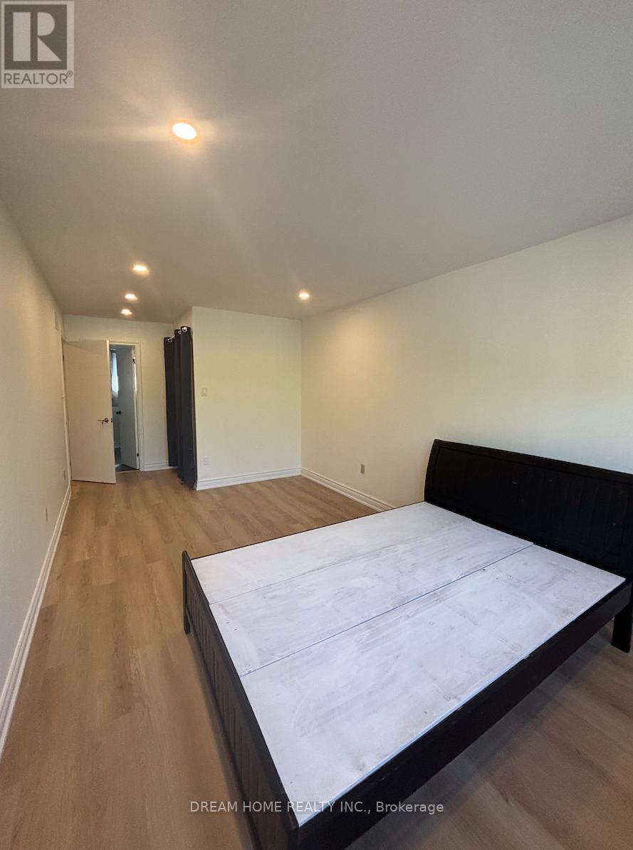 Upper - 327 Sussex Avenue, Richmond Hill, Ontario  L4C 6B4 - Photo 13 - N12400653
