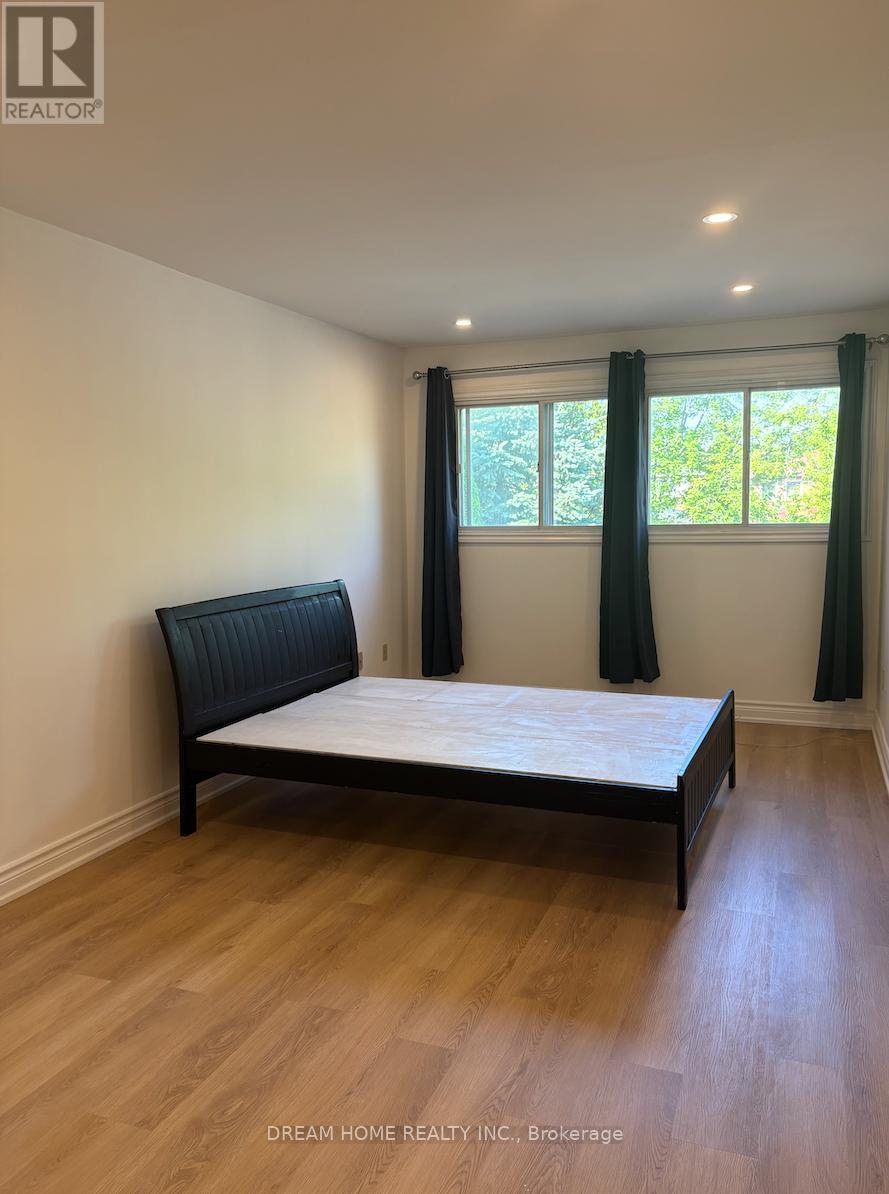 Upper - 327 Sussex Avenue, Richmond Hill, Ontario  L4C 6B4 - Photo 14 - N12400653