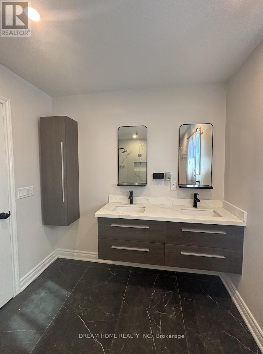 Upper - 327 Sussex Avenue, Richmond Hill, Ontario  L4C 6B4 - Photo 16 - N12400653