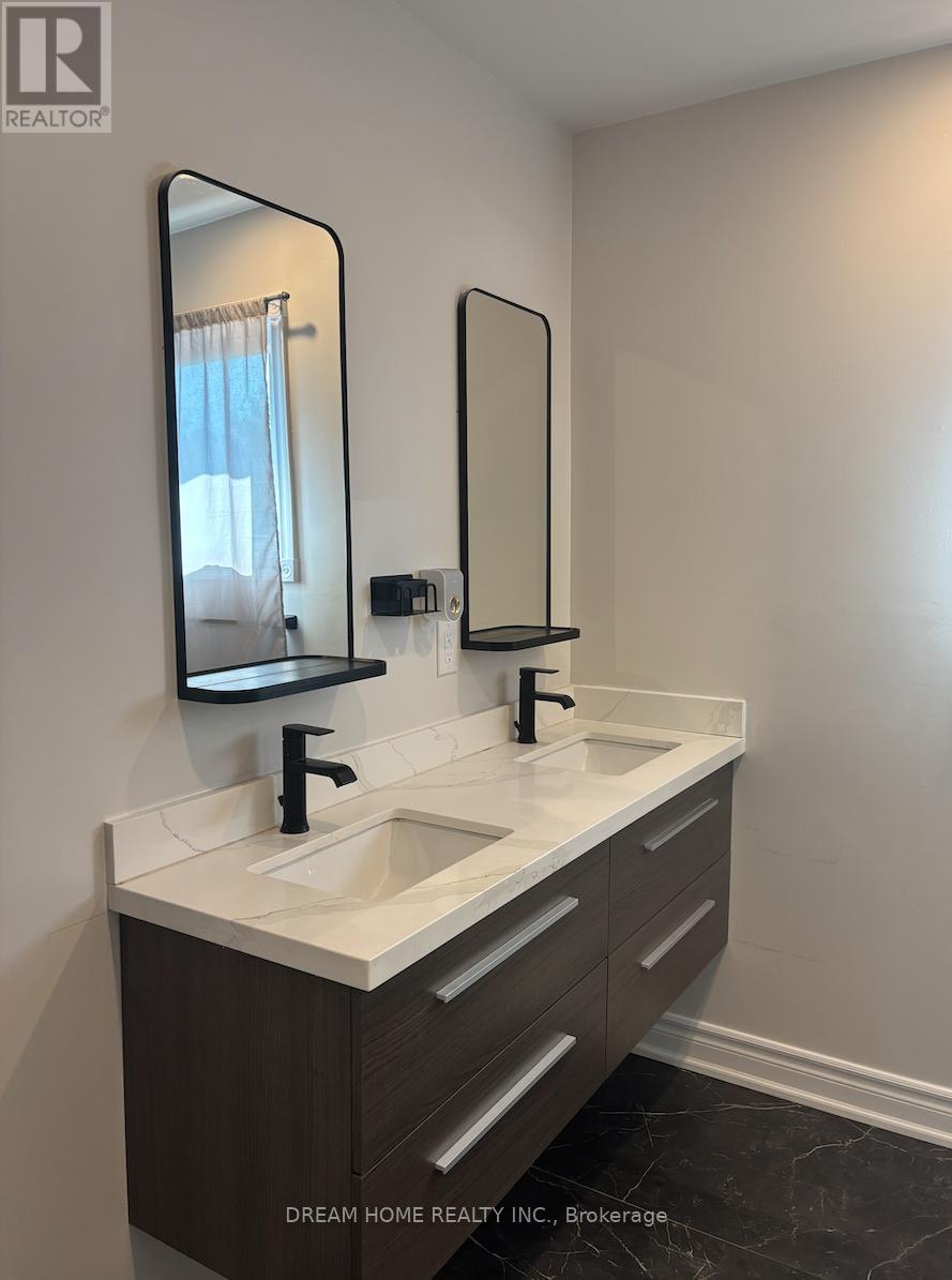 Upper - 327 Sussex Avenue, Richmond Hill, Ontario  L4C 6B4 - Photo 17 - N12400653