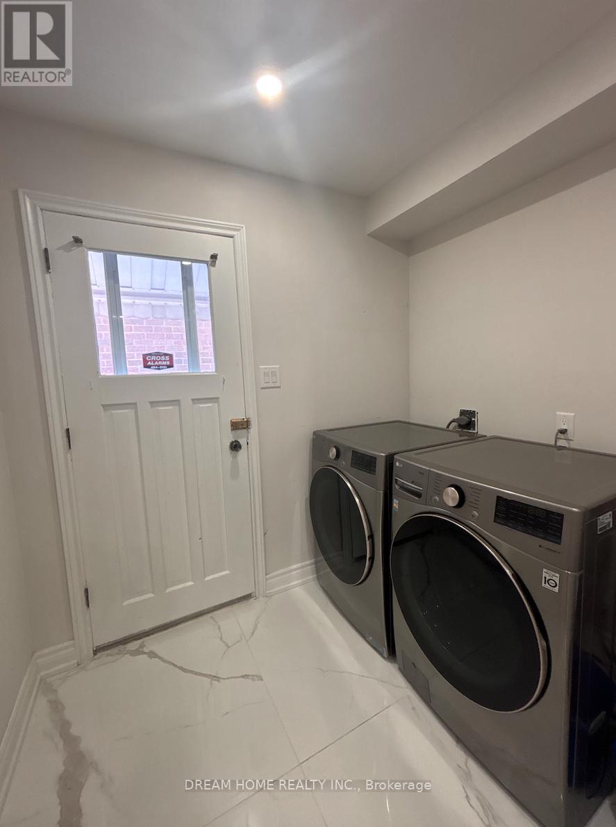 Upper - 327 Sussex Avenue, Richmond Hill, Ontario  L4C 6B4 - Photo 18 - N12400653