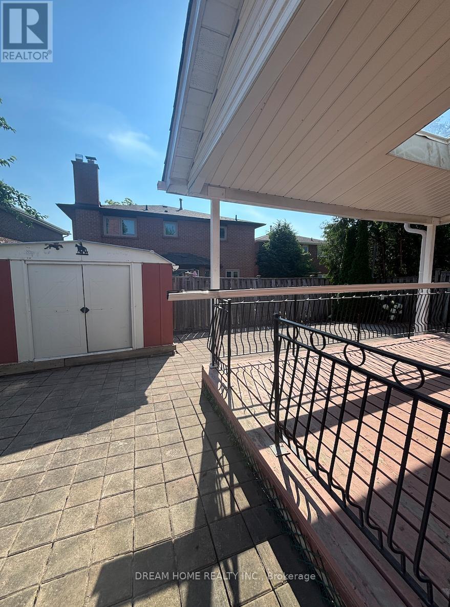Upper - 327 Sussex Avenue, Richmond Hill, Ontario  L4C 6B4 - Photo 19 - N12400653