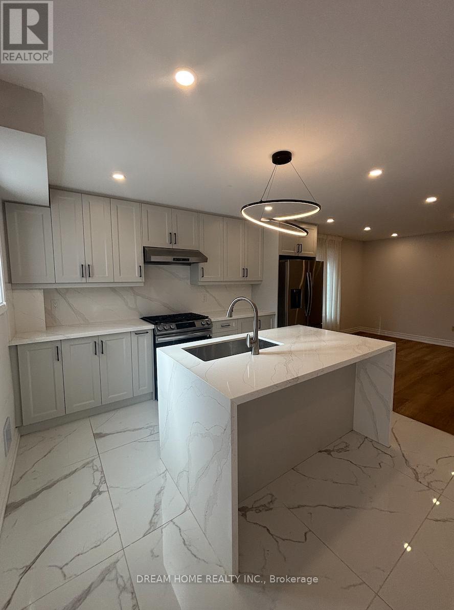 Upper - 327 Sussex Avenue, Richmond Hill, Ontario  L4C 6B4 - Photo 2 - N12400653