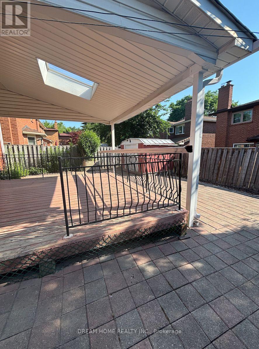 Upper - 327 Sussex Avenue, Richmond Hill, Ontario  L4C 6B4 - Photo 20 - N12400653
