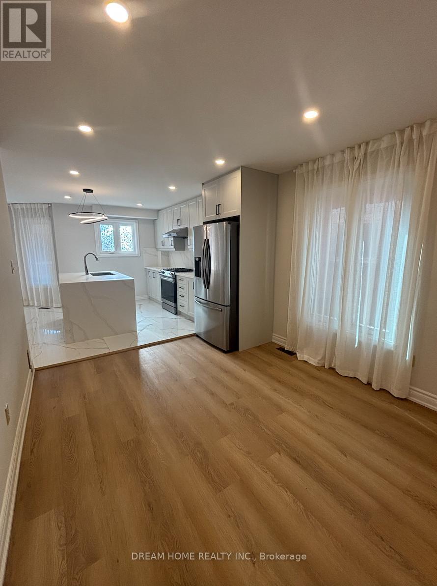 Upper - 327 Sussex Avenue, Richmond Hill, Ontario  L4C 6B4 - Photo 4 - N12400653
