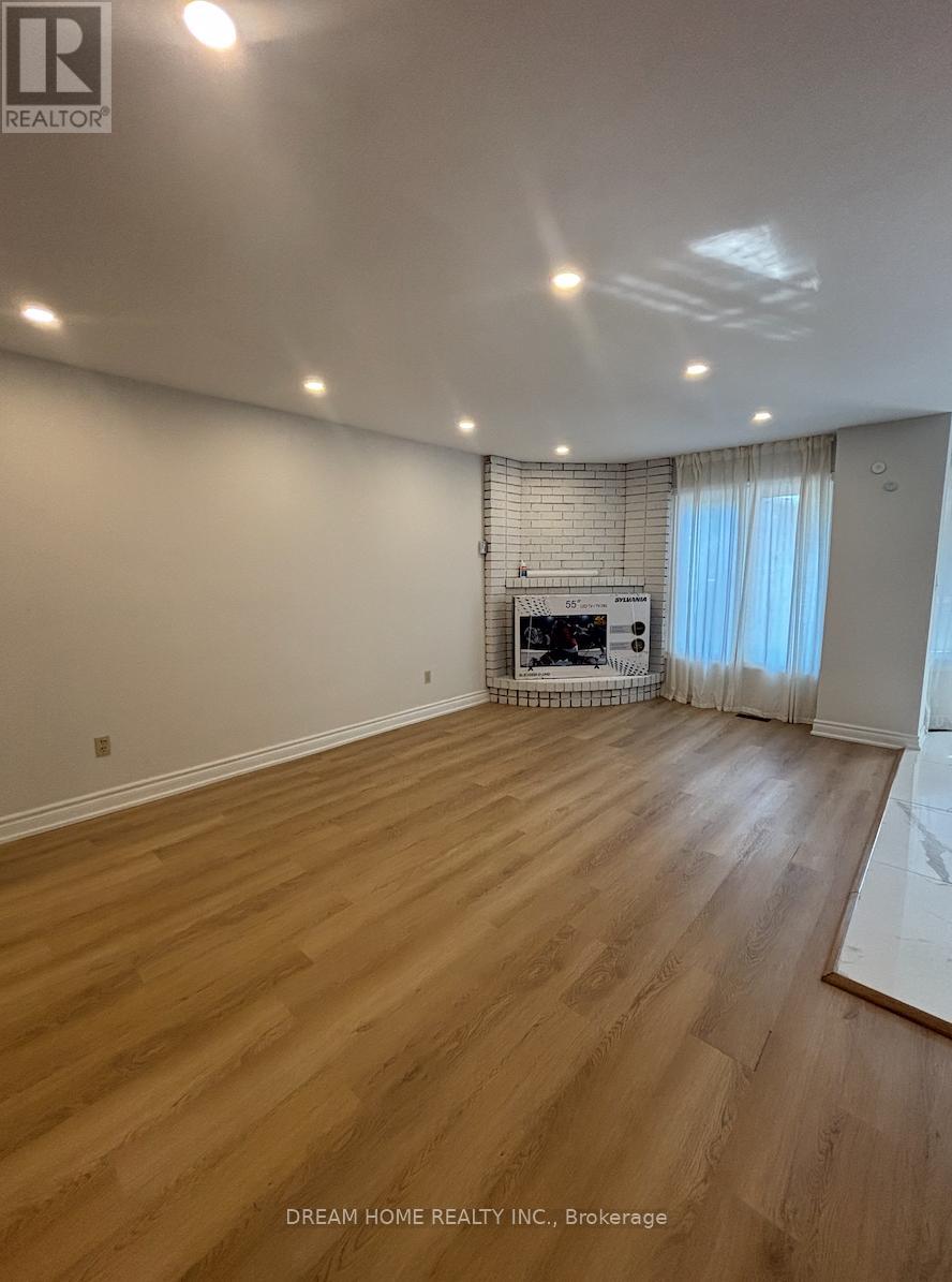 Upper - 327 Sussex Avenue, Richmond Hill, Ontario  L4C 6B4 - Photo 5 - N12400653