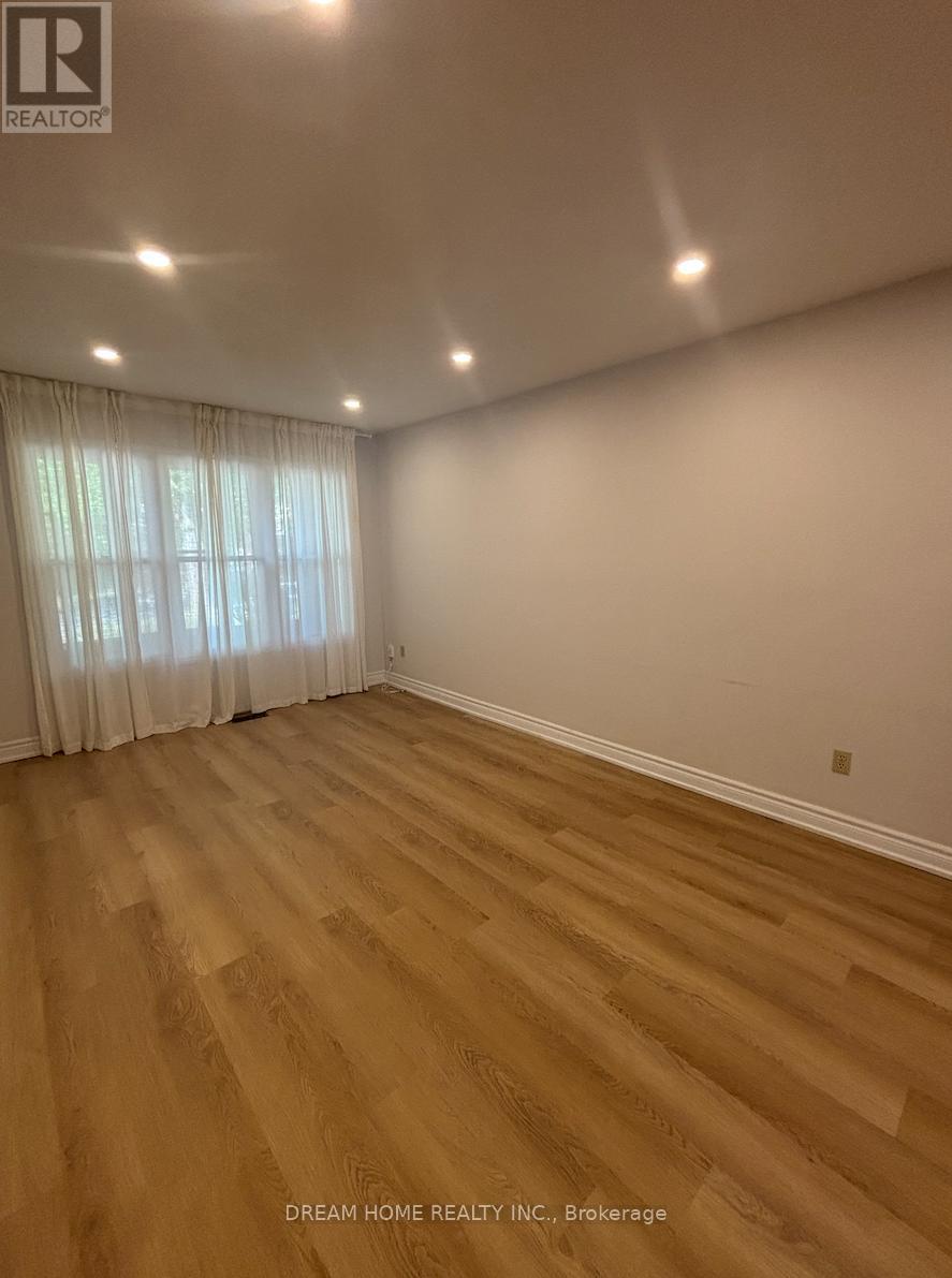 Upper - 327 Sussex Avenue, Richmond Hill, Ontario  L4C 6B4 - Photo 6 - N12400653