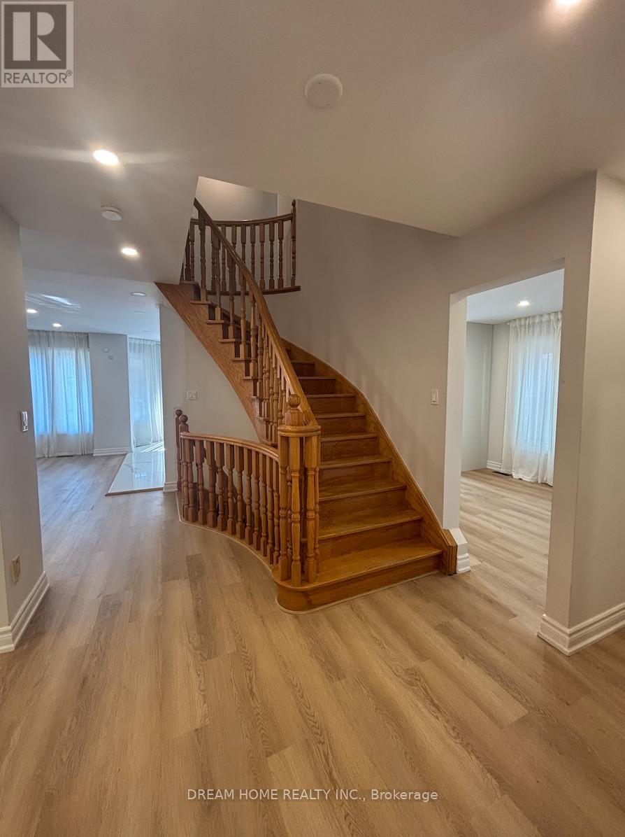Upper - 327 Sussex Avenue, Richmond Hill, Ontario  L4C 6B4 - Photo 7 - N12400653